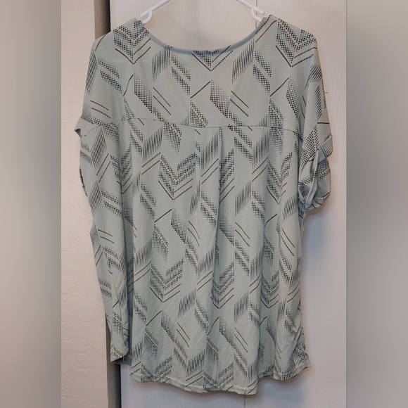 Flower & Feather Green Size 1X Top V-Neck Front Gold Zipper Blouse Short Sleeve - Picture 8 of 9